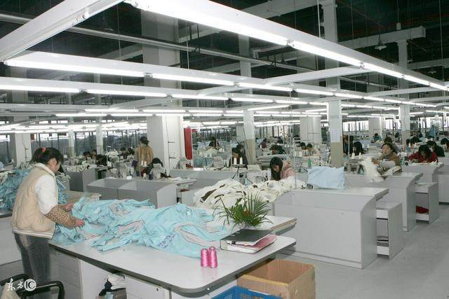 服装加工厂哀鸿遍野，这家老板却闷声发大财 二十年只做一件事